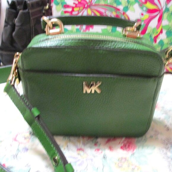 P526-NWOT Michael Kors Green Pebble Flower Rivet Strap Crossbody - Picture 2 of 10